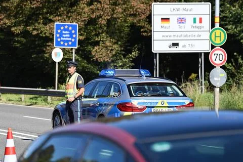  Polizist,Polizeiauto steht an der Grenze. Markus SOEDER (Ministerpraeside... Stock Photos