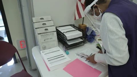 Poll Workers Prepare Materials On Election Day - COVID Masks Vídeos de archivo 141952102