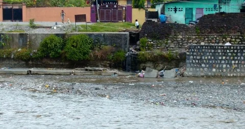 A polluted small river india Vídeos de archivo 109613222