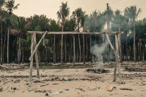 Polluted Tropical Beach with Trash Fire and Wooden Swing Frame in Phu Quoc Foto stock