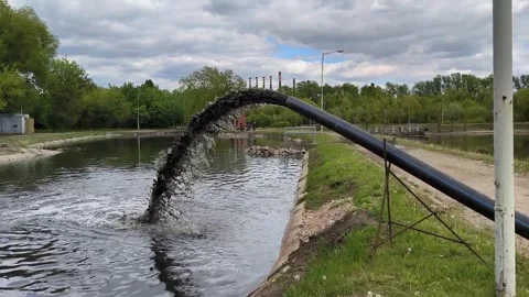 Polluted water flowing from pipe Video stock 309751598