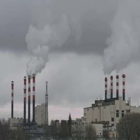 Polluting power plant with heavy clouds of wastes 库存影片 69547247