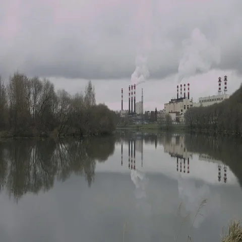 Polluting power plant with heavy clouds of wastes near natural lake Vidéo 69548914