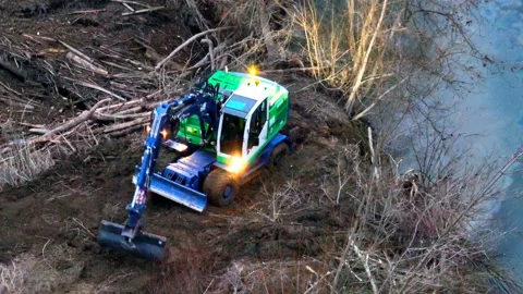 Pollution in a Italian river. Video stock 231126426