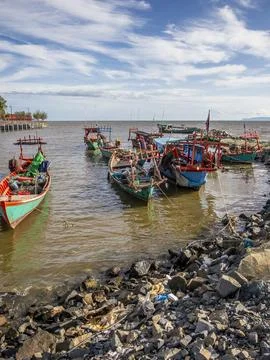 Pollution from plastic and polystyrene on the beach of Kep in Cambodia Foto stock