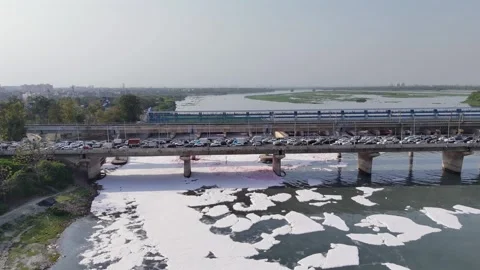 Pollution in Yamuna River, nd heavy traffic jam at Kalandi Kunj, Delhi, India Video stock 331031727