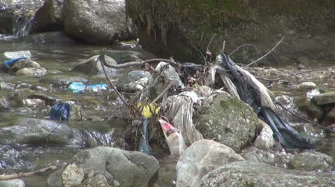 Pollution.River contaminated with trash. Vídeos de archivo 23422352