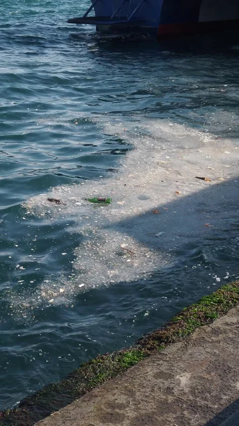 Polution on lake. Dirty water Video stock 285922390