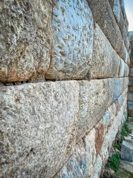 Polygonal Stone Blocks Layer into Weathered Vertical Facade Fotos de archivo