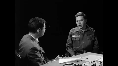 A Polygraph Examiner asks preliminary questions during a dry run of a test and 動画素材 126048815
