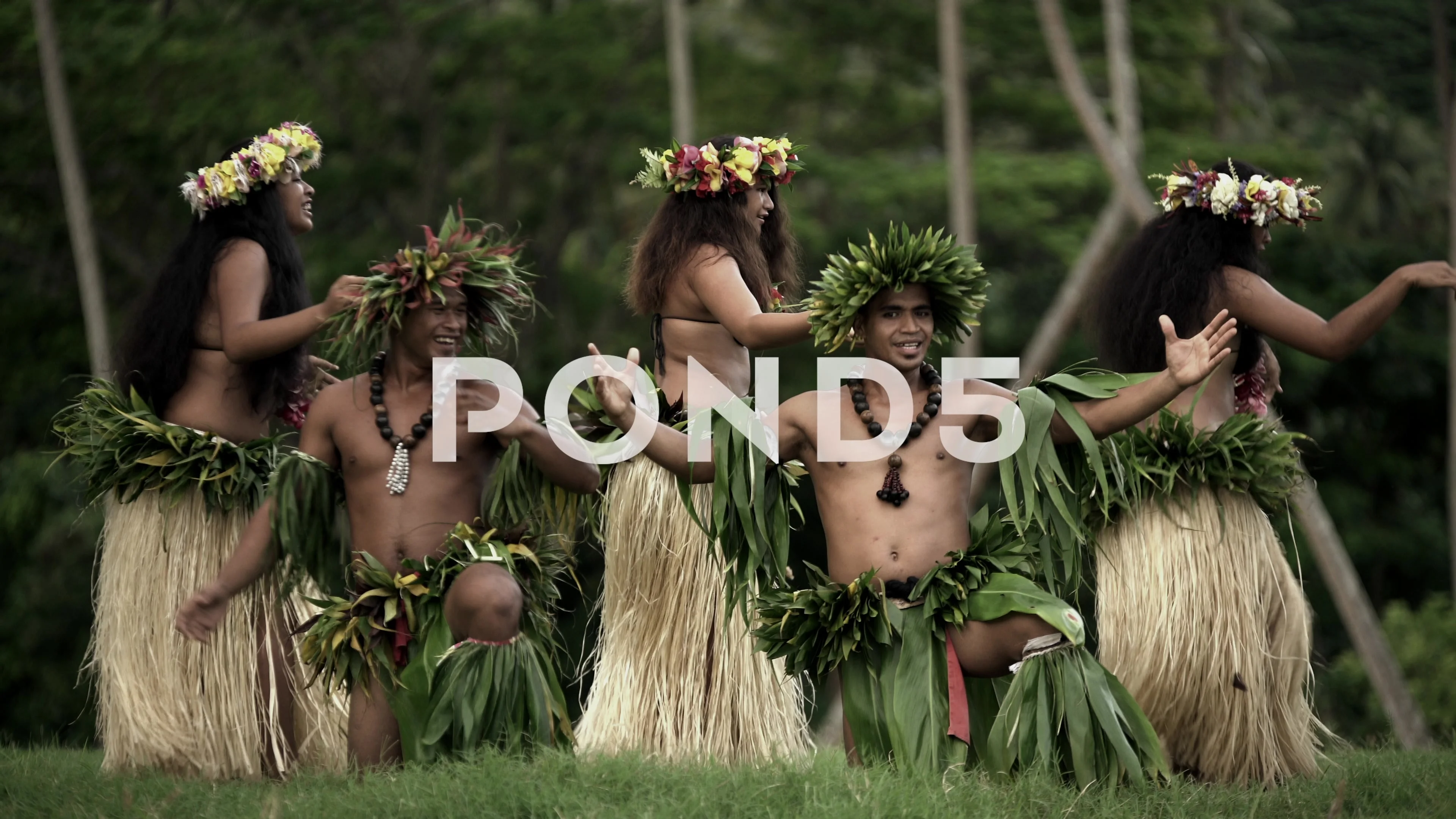 Polynesian men in warrior dress with gir, Stock Video