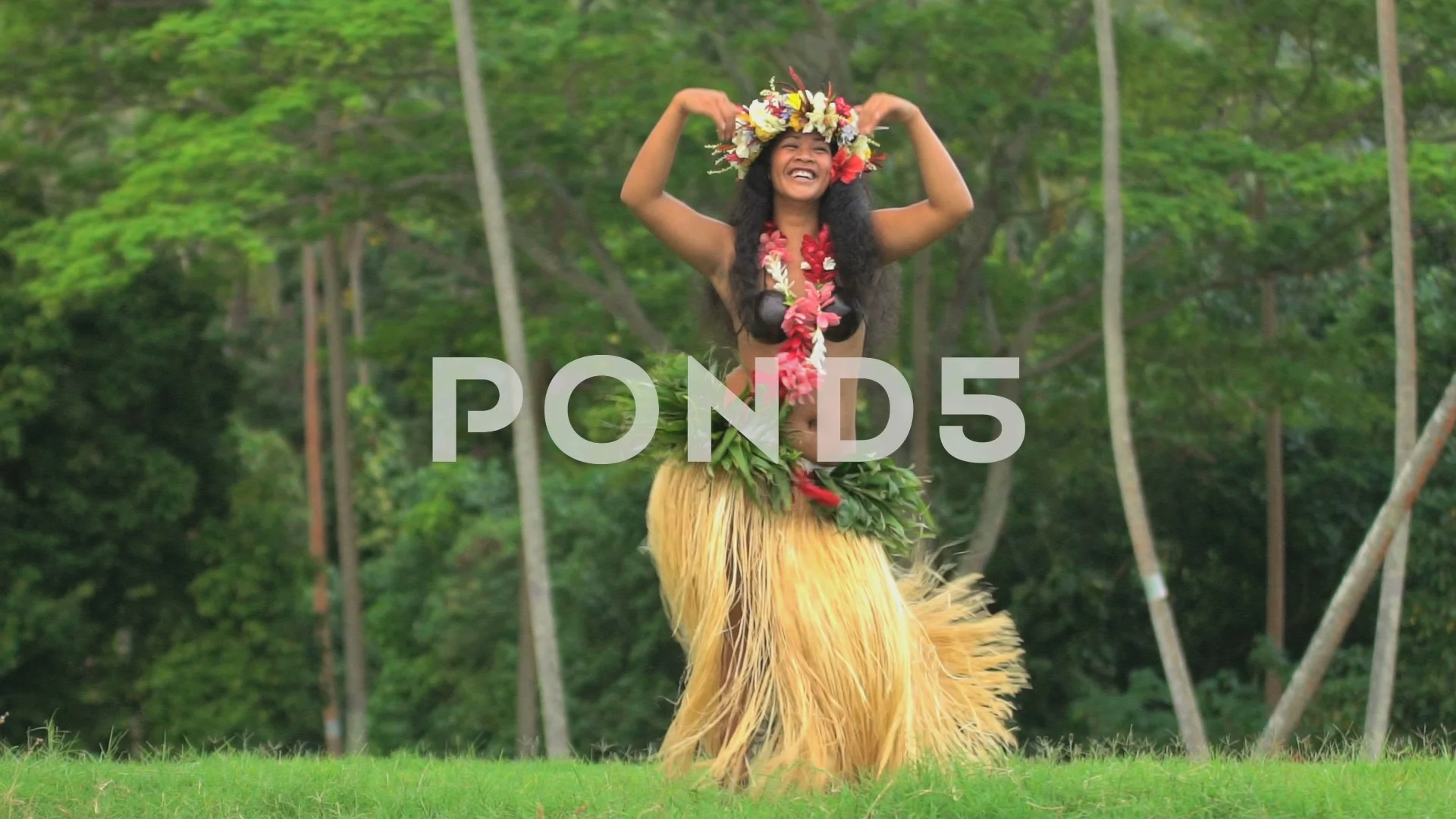 Polynesian Tahitian girl in grass skirt , Stock Video