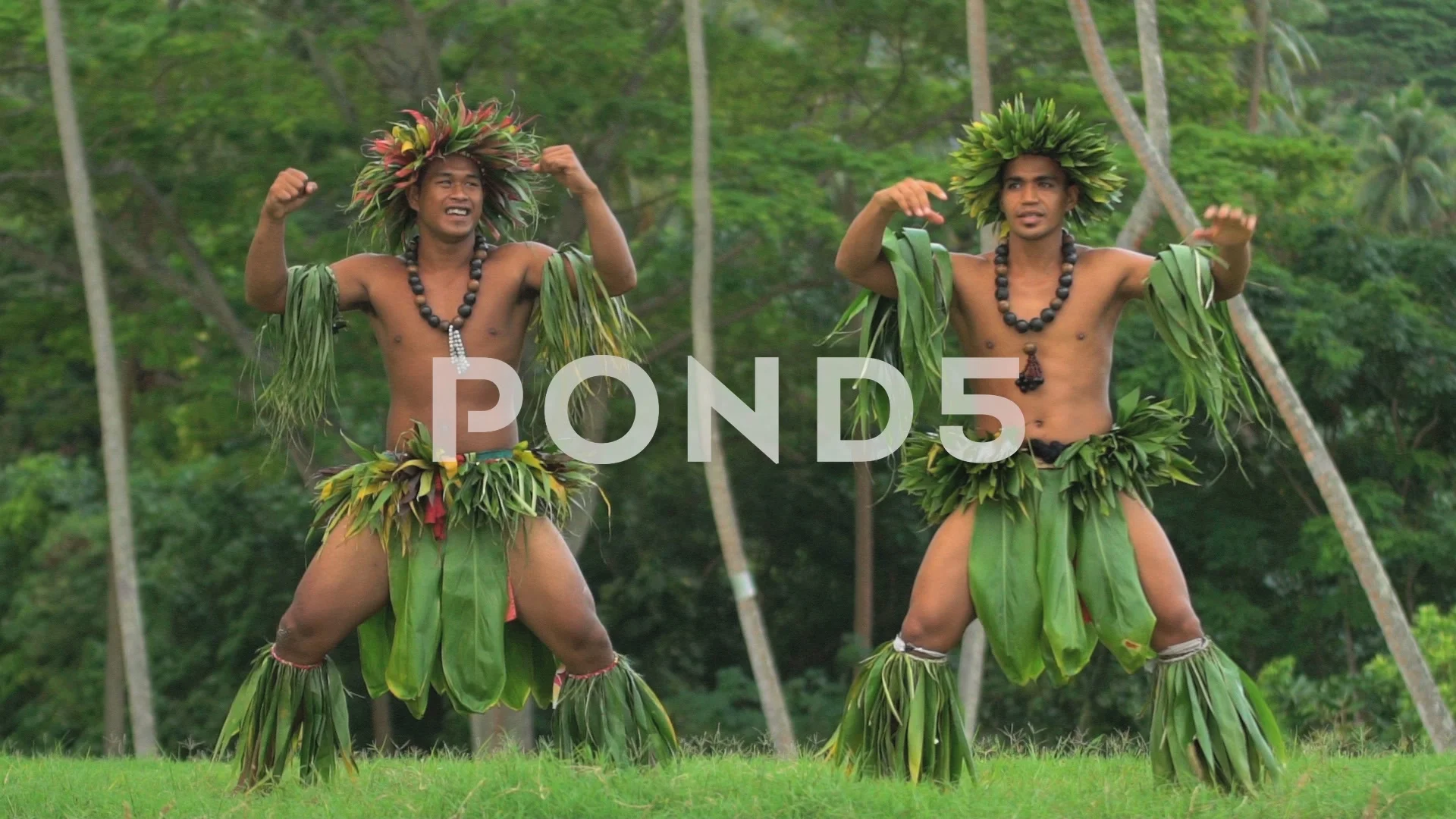 Polynesian young men in grass skirts wit, Stock Video