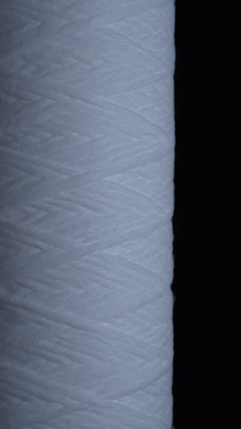 Polypropylene string wound sediment filter cartridge used for water filtration Vidéo 334652312