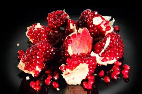 Pomegranate on black 库存照片