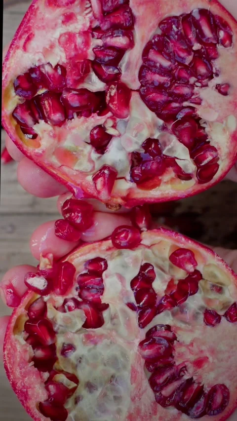 Pomegranate is broken in half, juice flows Vídeo Stock 237705713