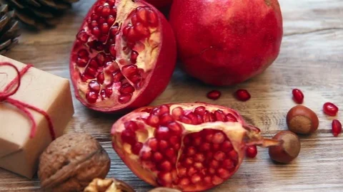 Pomegranates, nuts and gift box Vídeo Stock 71641172