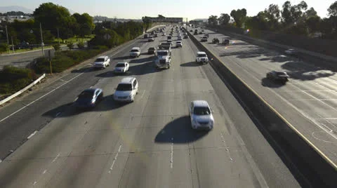 Pomona Freeway, Interstate 60 from a pedestrian overpass in East Los Angeles, 库存影片 27197113