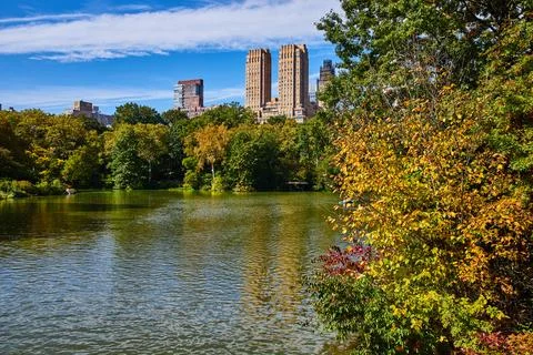 Pond and forests inside Central Park with New York City towering building behind Fotos de archivo