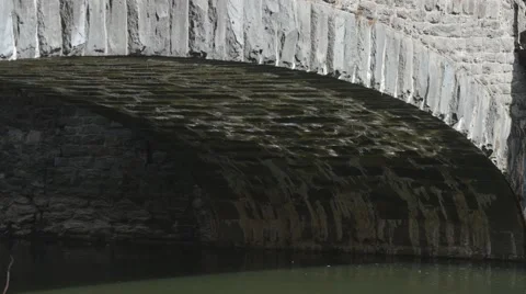 Pond Water Reflections Under Bridge in 4K Vidéo 48338406