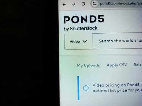 Pond5 website interface opened on computer Foto stock