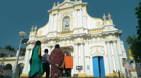 Pondicherry - People visiting Immaculate Conception Cathedral for Sunday service Vídeos de archivo 63113637