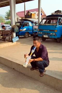 PONGSALI, LAOS - APRIL 2014: local man smoking bong . Foto stock