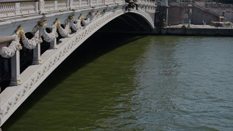 Pont Alexandre III bridge and Seine River water in Paris, 4K Vídeos de archivo 344975902