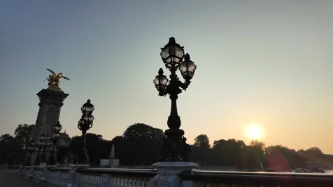 The Pont Alexandre III is a deck arch bridge that spans the Seine in Paris. Vídeos de archivo 323188881