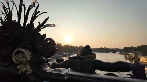 The Pont Alexandre III is a deck arch bridge that spans the Seine in Paris. Vídeos de archivo 323188889