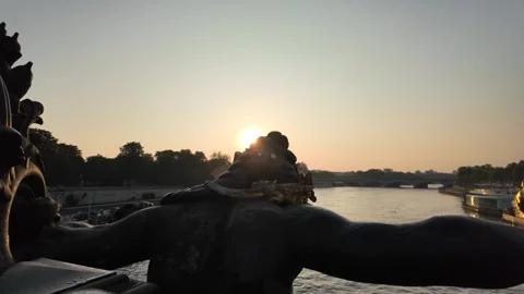 The Pont Alexandre III is a deck arch bridge that spans the Seine in Paris. Vídeos de archivo 323188895