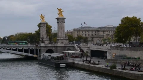 Pont Alexandre III Medium Shot Vidéo 56735863