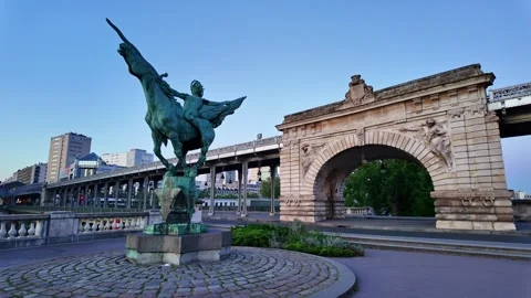 Pont de Bir-Hakeim bridge and statue at sunrise in Paris, France Stock Footage 336250741