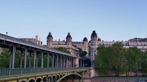 Pont de Bir-Hakeim Iconic Paris Bridge at Sunrise Stockbeeldmateriaal 335027511