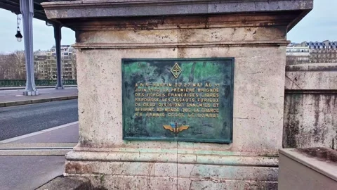 Pont de Bir-Hakeim's bridge commemorative plaque, Paris 库存影片 336183574