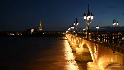 Pont de pierre at night 스톡 동영상 129884224