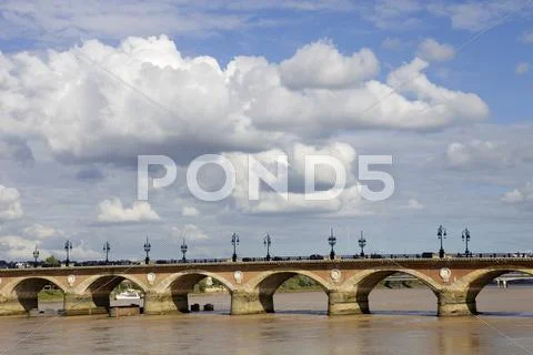 Pont de pierre Stock Photos