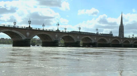 Pont de Pierre vu du fleuve 2 Video stock 3447178