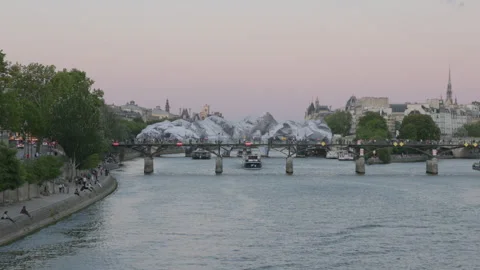 Pont des Arts and Tip of Île de la Cité at Twilight, Paris Stock Footage 339190940