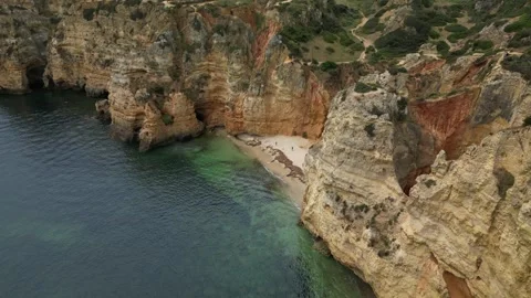 Ponta-da-Piedade-Algarve-Cliffside-Beach-View-04 Video stock 338031346