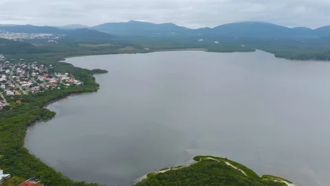 Pontal da Daniela beach, Hills, Cottages, Atlantic ocean (Florianopolis, Brazil) Vídeo Stock 115924313