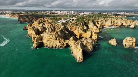 Ponte da Piedade sea stack and ocean cliff, Lagos Algarve Portugal with cliff Stockbeeldmateriaal 344288415