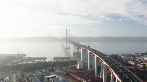 Ponte de 25 de Abril on a misty day Video stock 188508614