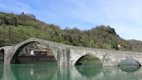 Ponte del Diavolo - Devil's Bridge in Borgo a Mozzano, Tuscany, Italy Video stock 88538578