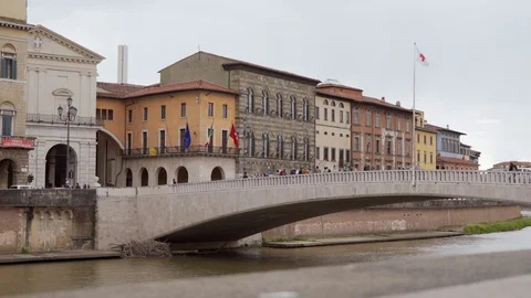Ponte di Mezzo bridge between Garibaldi square and town hall with tourists. Pisa 스톡 동영상 123444174