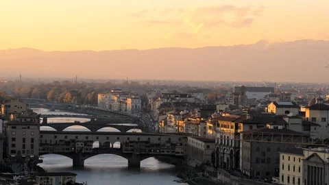Ponte Vecchio and Arno River Florence, Italy, in golden light. 4K Pro Res 库存影片 87012637