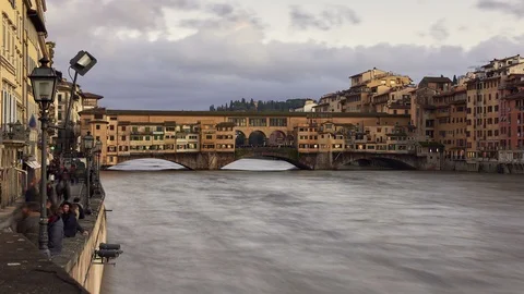 The Ponte Vecchio Bridge in Florence on the river Arno 스톡 동영상 122289792