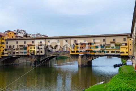 Ponte Vecchio, famous old bridge in Florence on the Arno river, Italy Stock Photos
