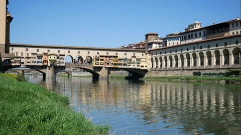 Ponte Vecchio view from River Arno (Old Bridge) in Florence Vídeos de archivo 88813142