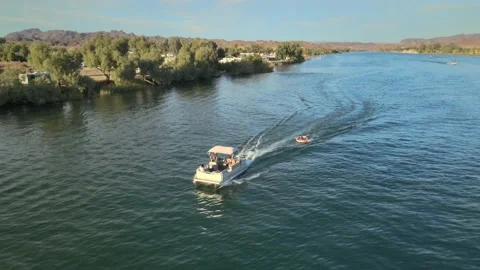 Pontoon Zig Zags Along The River Vídeo Stock 209304628
